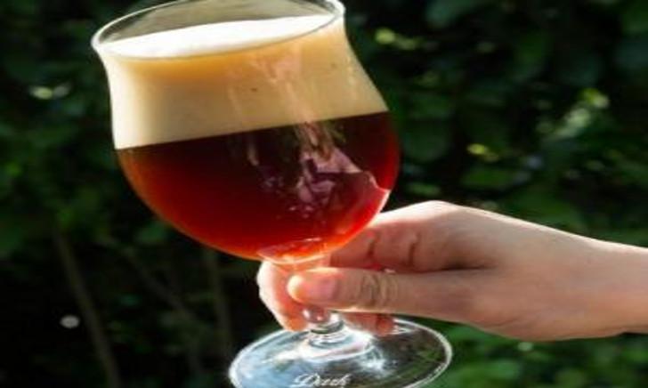 Bierglas donker bier.